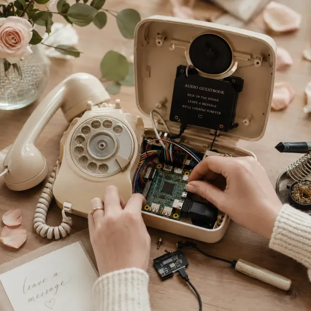 Geöffnetes Retro-Telefon mit Raspberry Pi und Audiokomponenten für ein selbst gebautes Audiogästebuch