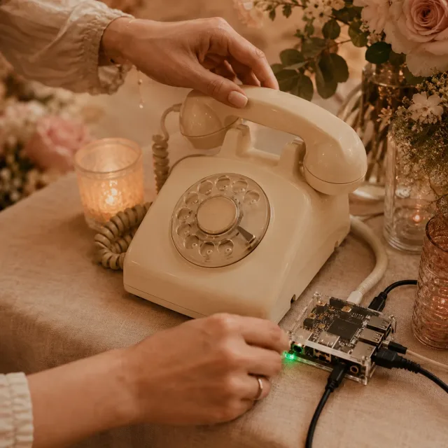 Test eines selbst gebauten Audiogästebuchs mit abgehobenem Retro-Telefonhörer